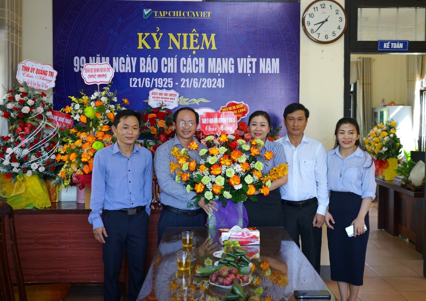 Th&agrave;nh ủy-HĐND-UBND-UBMTTQVN th&agrave;nh phố Đ&ocirc;ng H&agrave; tặng hoa ch&uacute;c mừng